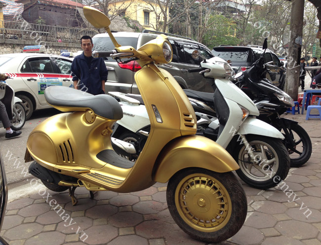 Vespa 946 mạ vàng lạ lẫm tại Hà Nội